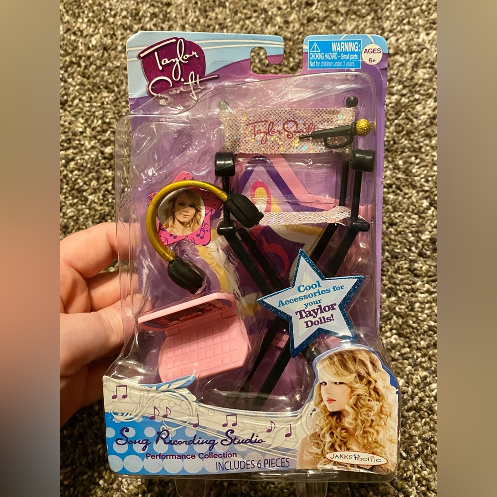 Taylor Swift Singing Doll with Accessory Pack - Picture 3 of 5